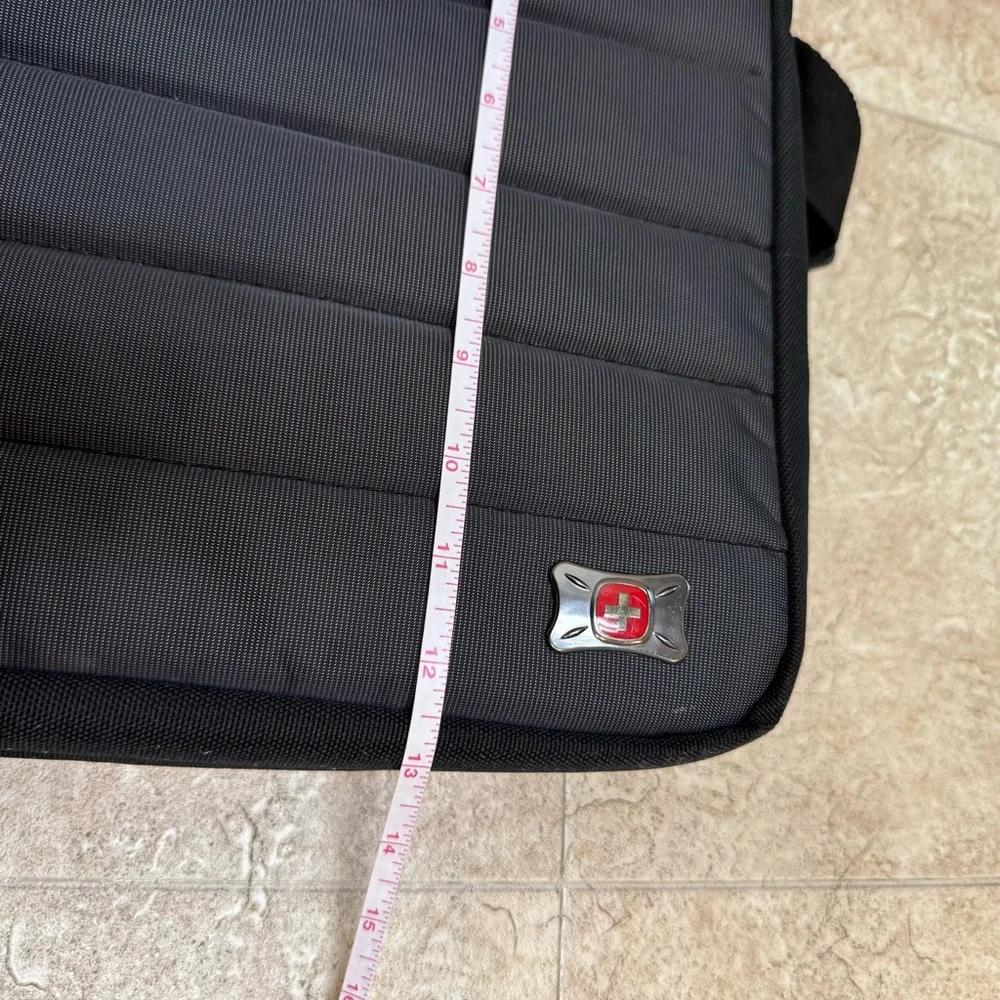 Swiss Gear Anthem 17” Laptop Slim Carrying Case Bag